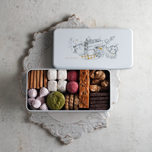 LIFE IS PATISSIER　クッキー缶