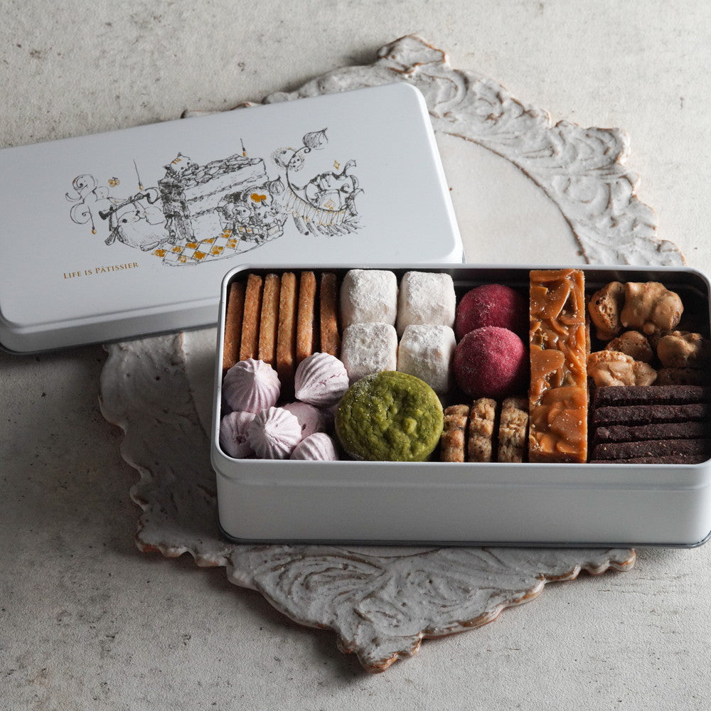 LIFE IS PATISSIER　クッキー缶